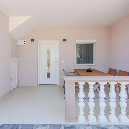 Apartament Mucaj Vir